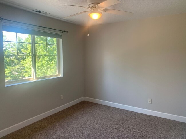 Building Photo - Townhome in Highly desired  Camas -Lacamas...