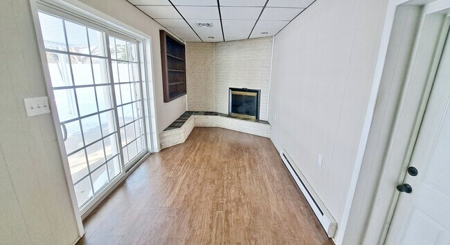 Building Photo - 3 Bed / 1-1/2 Bath Single Family Home w/2-car garage