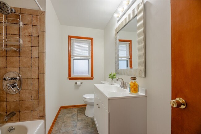 Building Photo - 416 W Spruce St