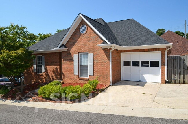 Building Photo - 2825 7 Oaks Cir