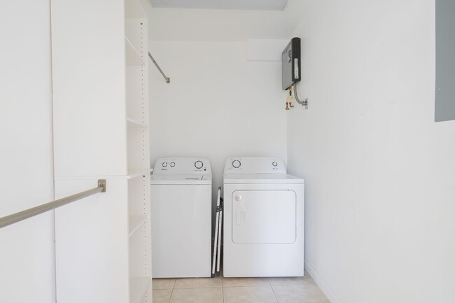 Building Photo - 214 NE 11th St