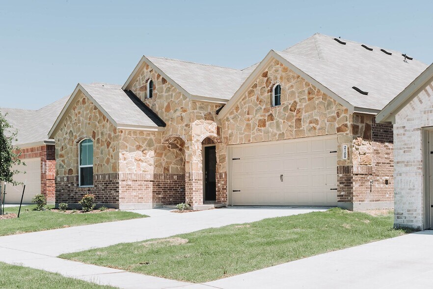Building Photo - 2105 Martins Pond Rd
