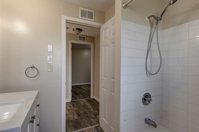 Building Photo - 850 SW 6th Ave