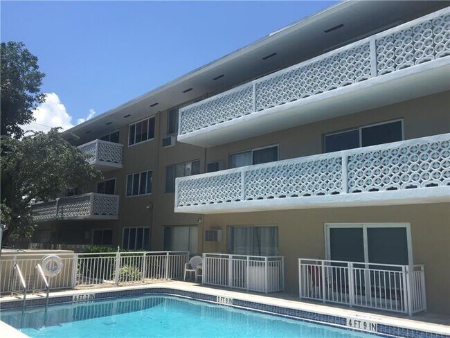 Building Photo - 3220 Bayview Dr