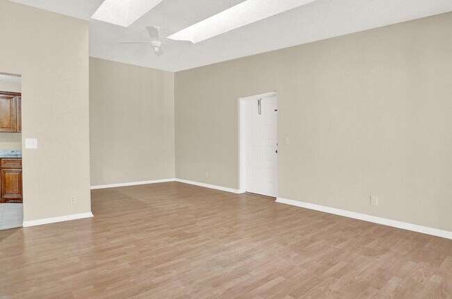 Building Photo - 206 Foxtail Dr