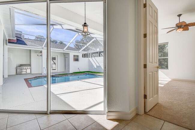 Building Photo - Beautiful 4/3/3 on a private 1 acre lot.