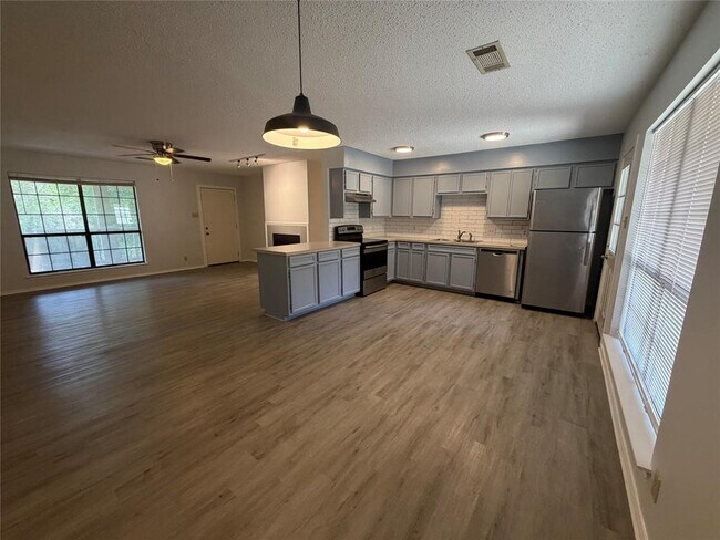 Building Photo - 11101 Oak Branch Dr