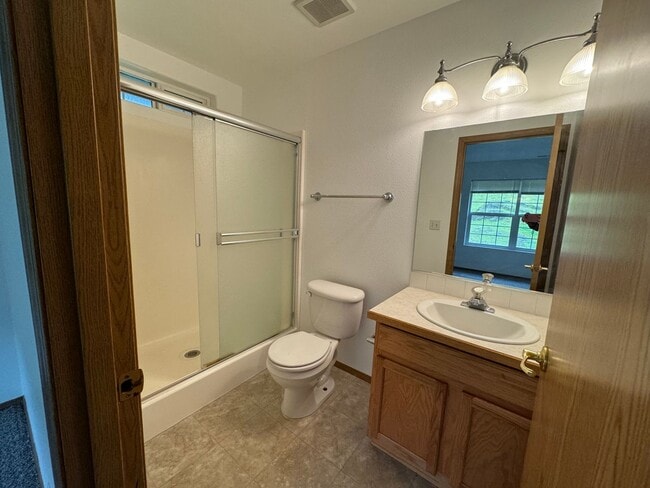 Building Photo - 2 bedroom 2 bathroom Roseburg Duplex