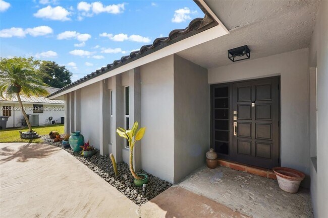 Building Photo - 6975 Bianchini Cir