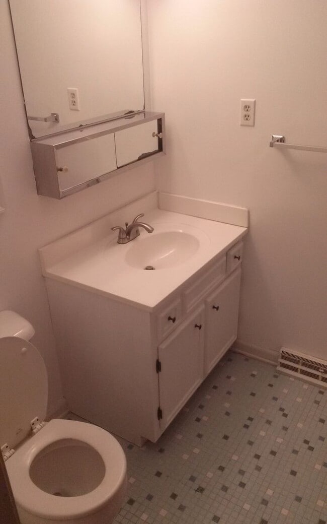 Building Photo - 3 bedroom 2 bath Tri-level Home In western...