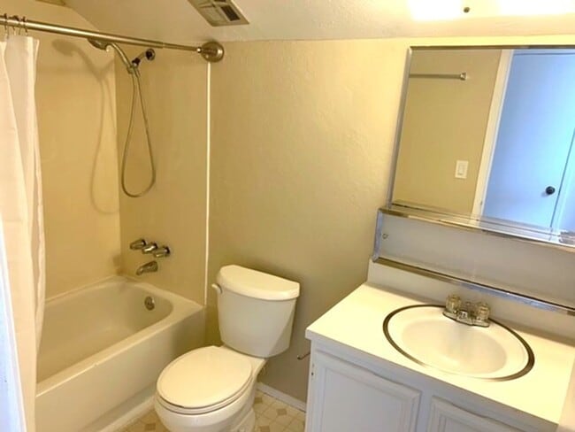 Building Photo - 4 Bed/2 Bath Spacious Home with Big Backyard and New Laminate & Carpet - Union City