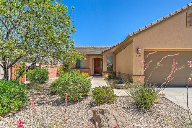 Building Photo - Beautiful Coral Canyon Home with Modern Up...