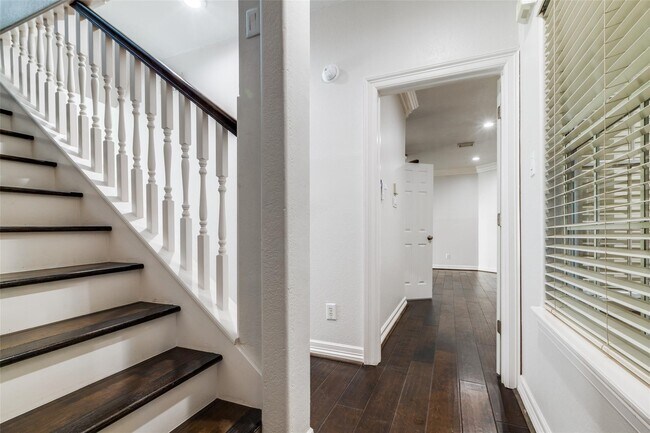 Building Photo - 1318 Peden St