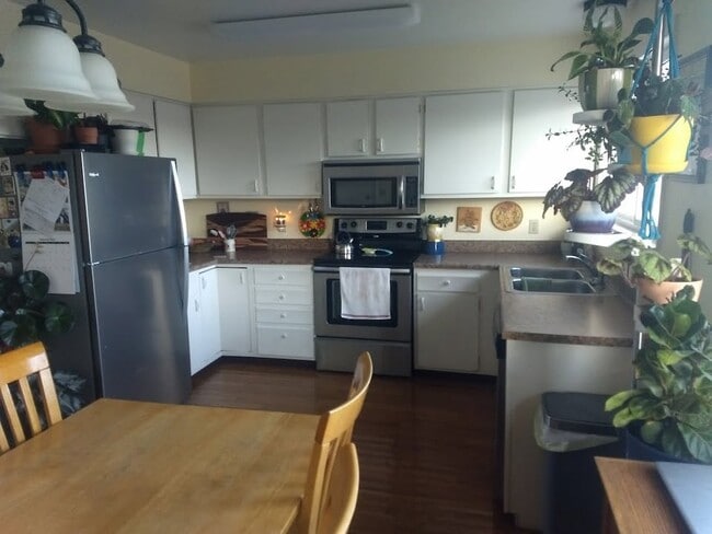 Building Photo - 4824 Lakeview Cir