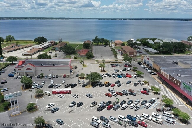 Building Photo - 1011 Lakeview Dr