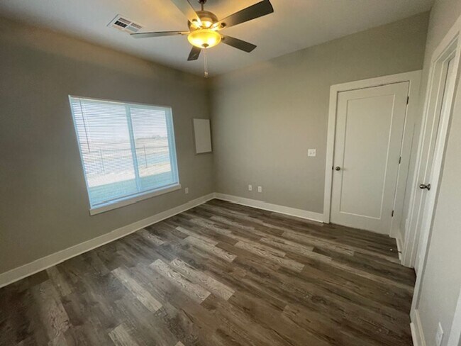 Building Photo - 16271/73 Ike Ct