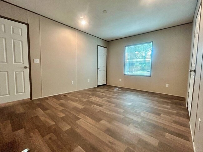 Building Photo - 22 White Oak Village