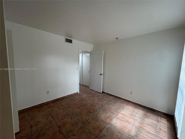 Building Photo - 10756 N Kendall Dr