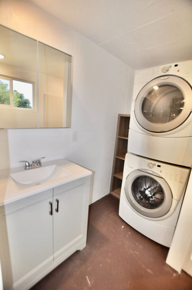 Building Photo - FOR LEASE! 1 BR - 1 BA - 325 sf - Container Home. All Utilities (Electricity, Water, Sewer & Garb...