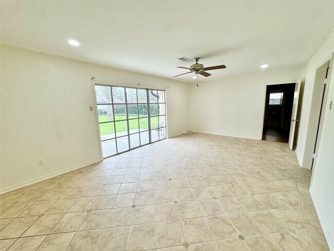 Building Photo - 8218 Edgemoor Dr