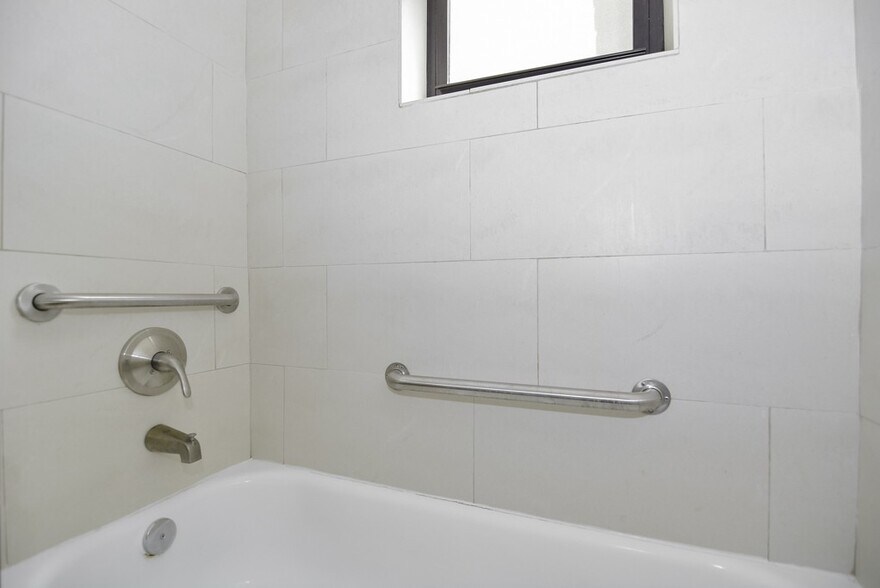 Building Photo - 4045 N Ashland