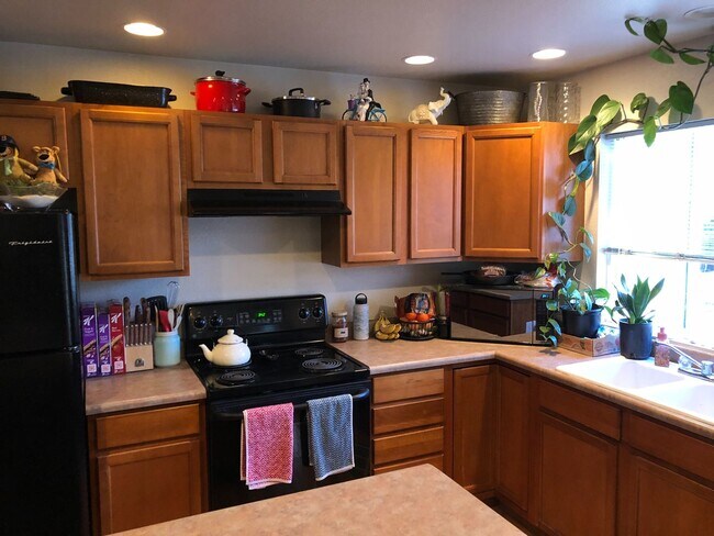 Building Photo - Charming 2br 1.5ba Two Level Condo in Dist...