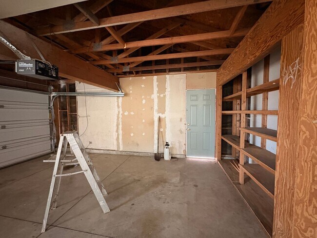 Building Photo - 4 Bed, 2.5 Bath in Rialto!