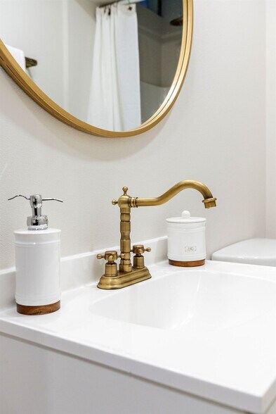 Building Photo - 611 N Cedar St