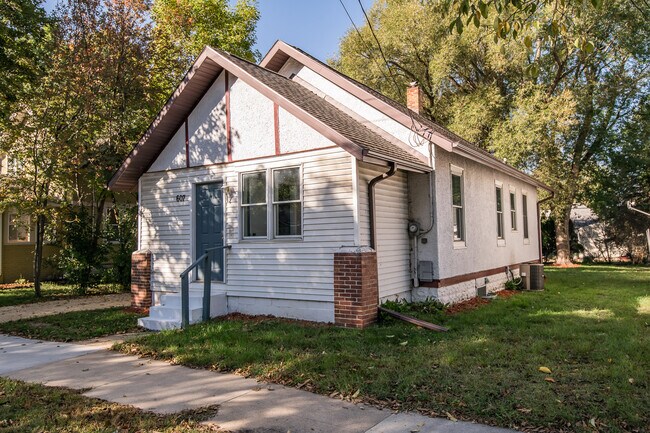 Building Photo - 607-611 11th Ave SE