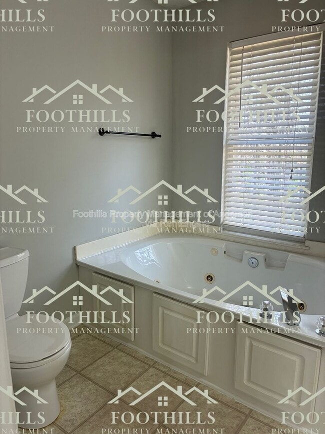 Building Photo - 115 Crosscreek Dr