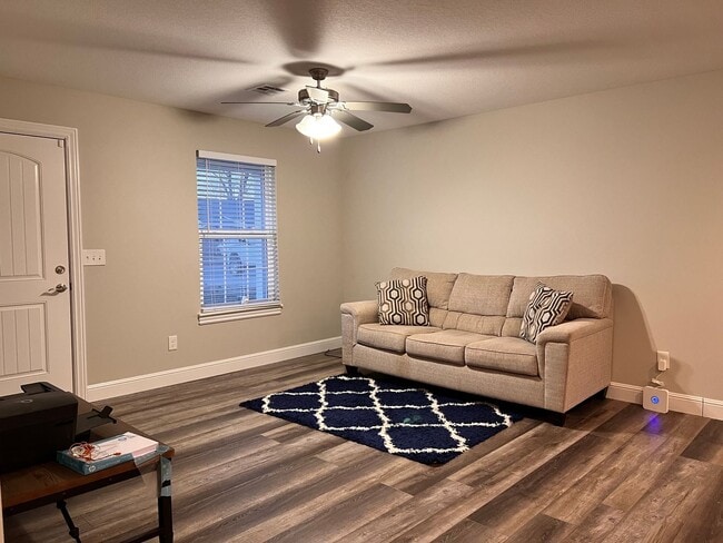 Building Photo - 3 Bedroom 2 Bathroom home