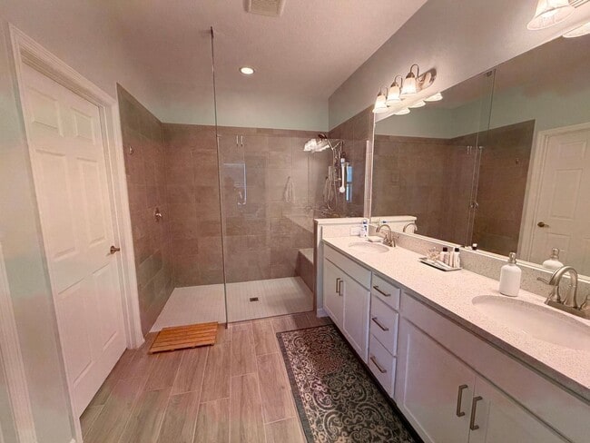 Building Photo - 6001 Fiore Dr