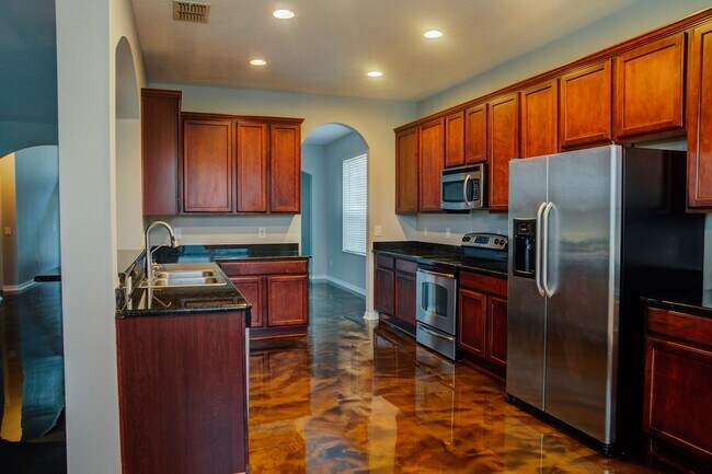 Building Photo - Elegant 5-Bedroom Pool Home with 3-Car Gar...
