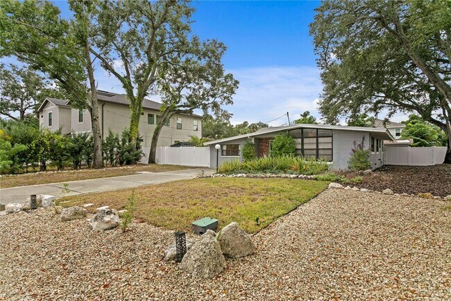 Building Photo - 2407 S Lois Ave