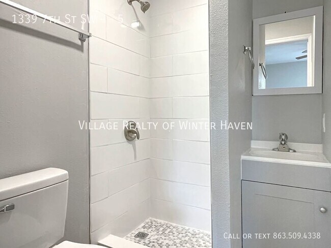 Building Photo - Cozy Efficiency in Winter Haven, FL
