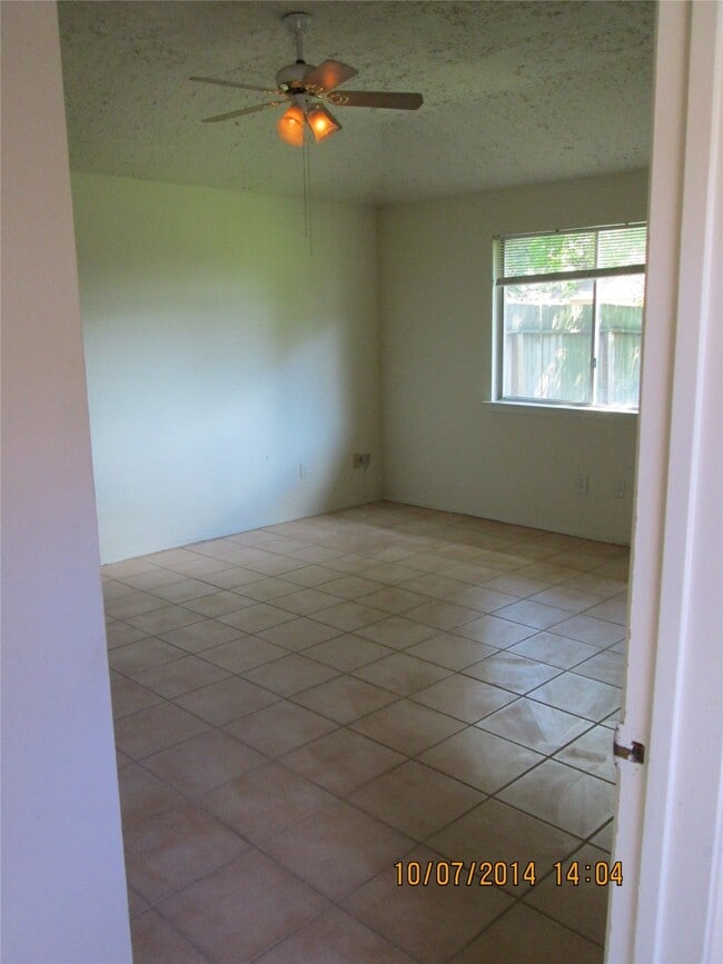 Building Photo - 19947 Mountain Dale Dr