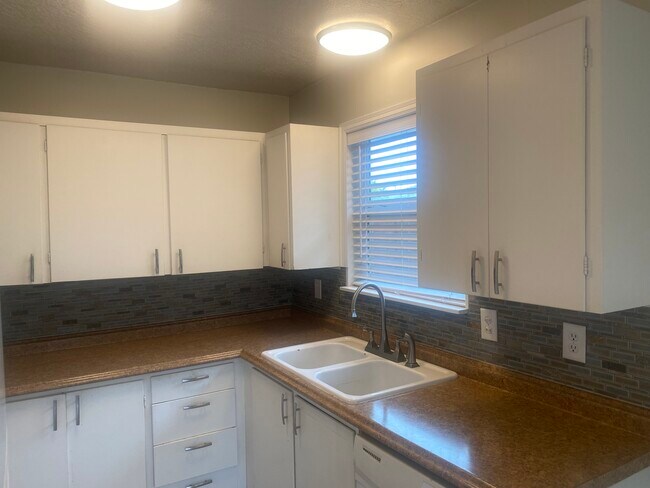 Building Photo - 749 NE 20th Pl