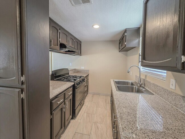 Building Photo - 2704 Villalovos Ct