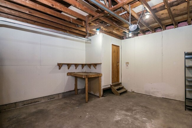 Building Photo - 2420 N Circle Dr