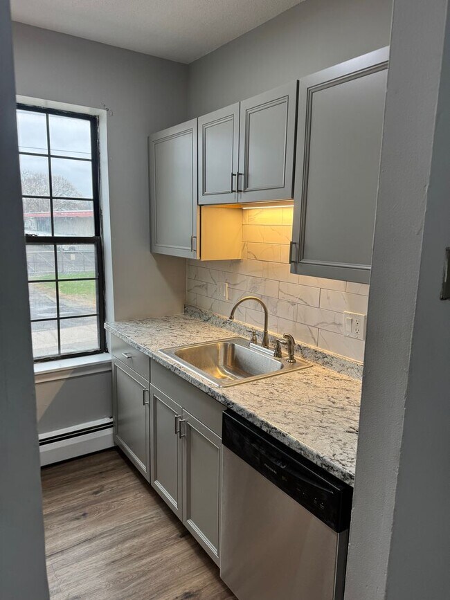 Building Photo - 1 bedroom, 1 bathroom downtown Hartford ct