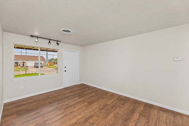 Building Photo - 4699 NW Ozmun Ave