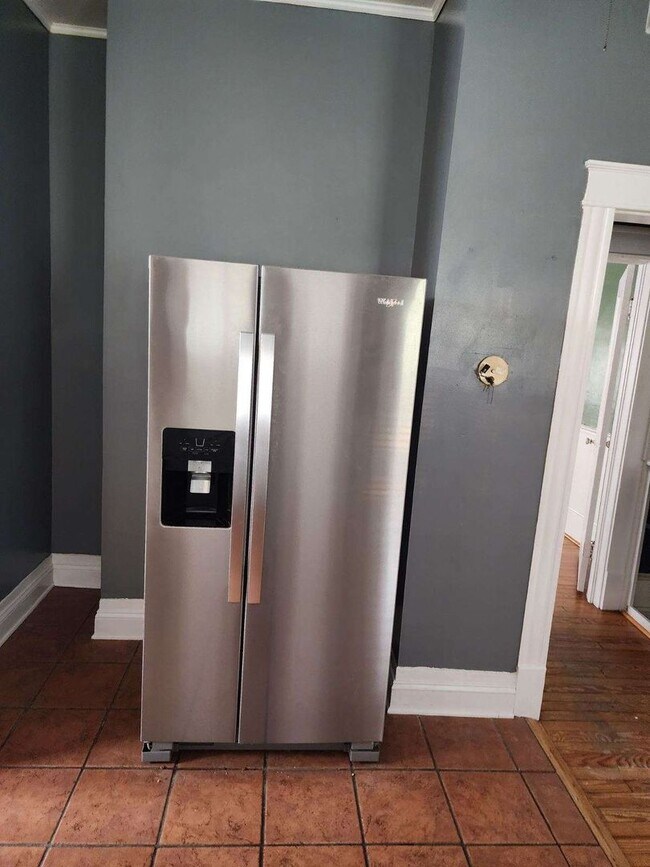 Building Photo - 2 Bedroom 2 bath house 1850 Square Foot!! Lots of Room!!