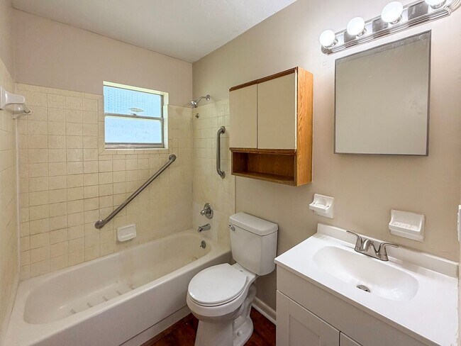 Building Photo - Move-in Ready Recently Updated 4BR/2BA House in Alachua! *Approved Application*