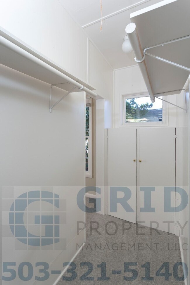 Building Photo - Two Bedroom Craftsman Home Available in th...