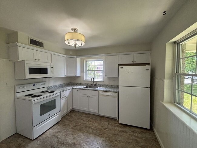 Building Photo - 3/4 Bedroom Emmaus Rental $2,200 Month