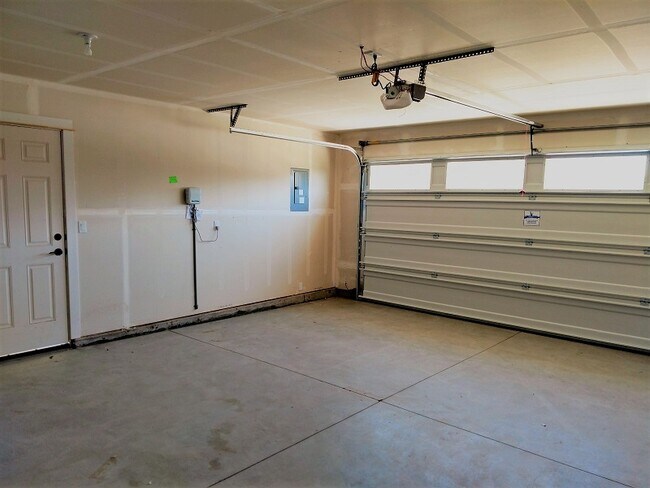 Building Photo - 6 MONTH LEASE AGREEMENT!