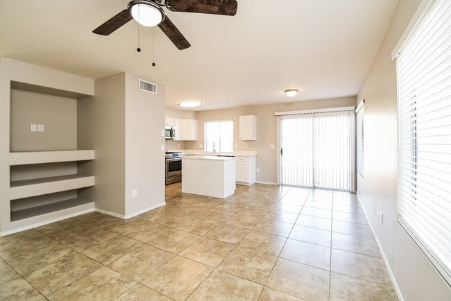 Building Photo - 790 E Saragosa St