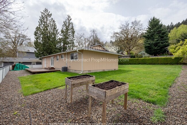 Building Photo - Charming Three Bedroom Awaits in West Linn!