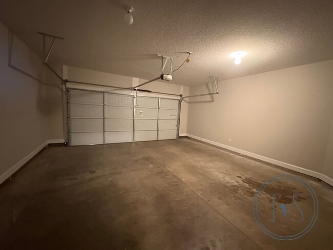 Building Photo - RATE DROP ALERT! (was $2800/month)