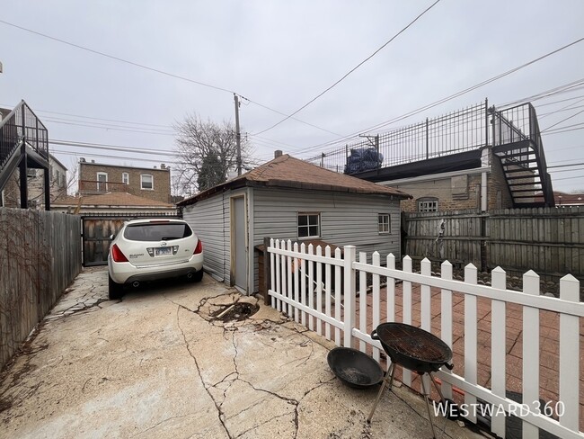 Building Photo - 4018 W Oakdale-1